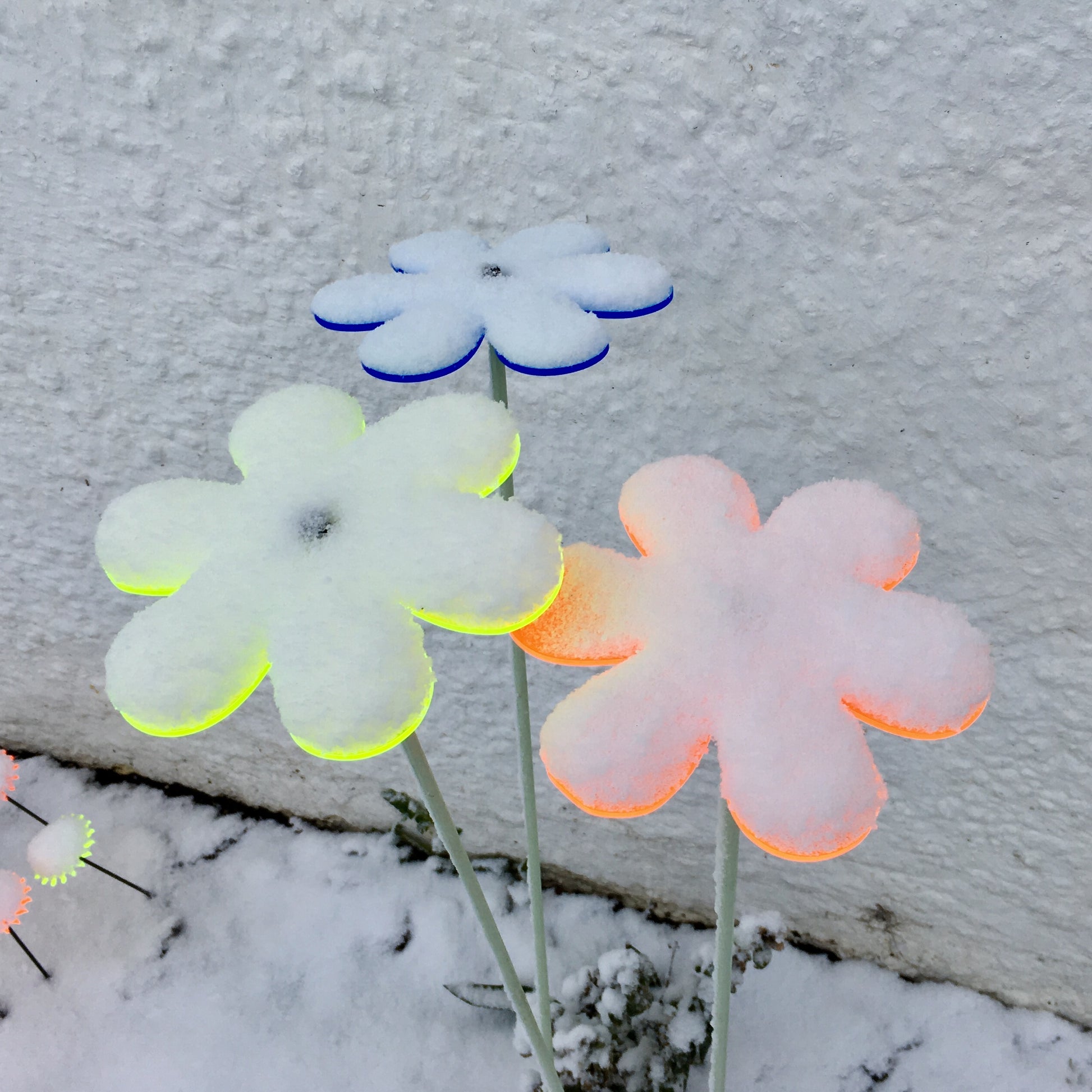 Large SunCatcher Garden Decor Ornament Set of 3 Daisy in mixed colours snowed under