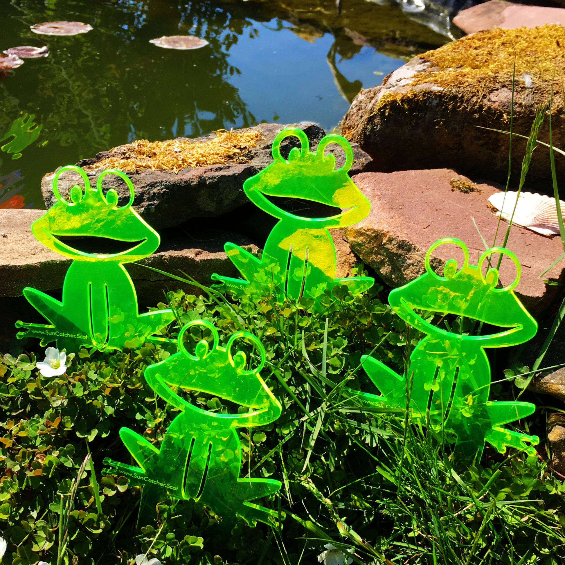 SunCatcher Set of 5 'Happy Frogs' fluorescent garden stake for pot and pond